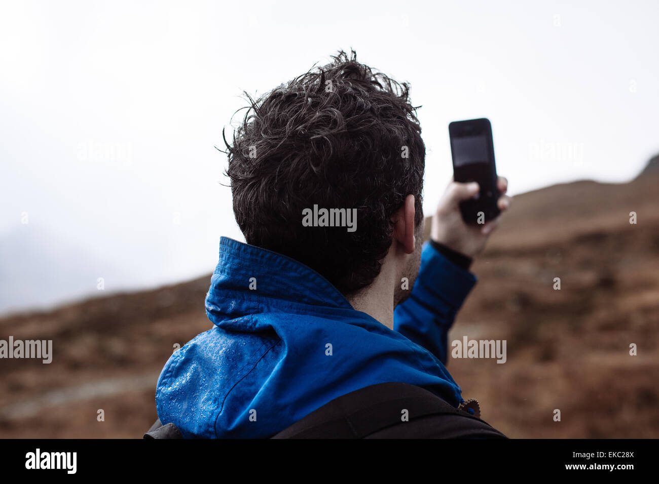 Mitte erwachsenen Mannes nehmen Foto mit Handy Stockfoto