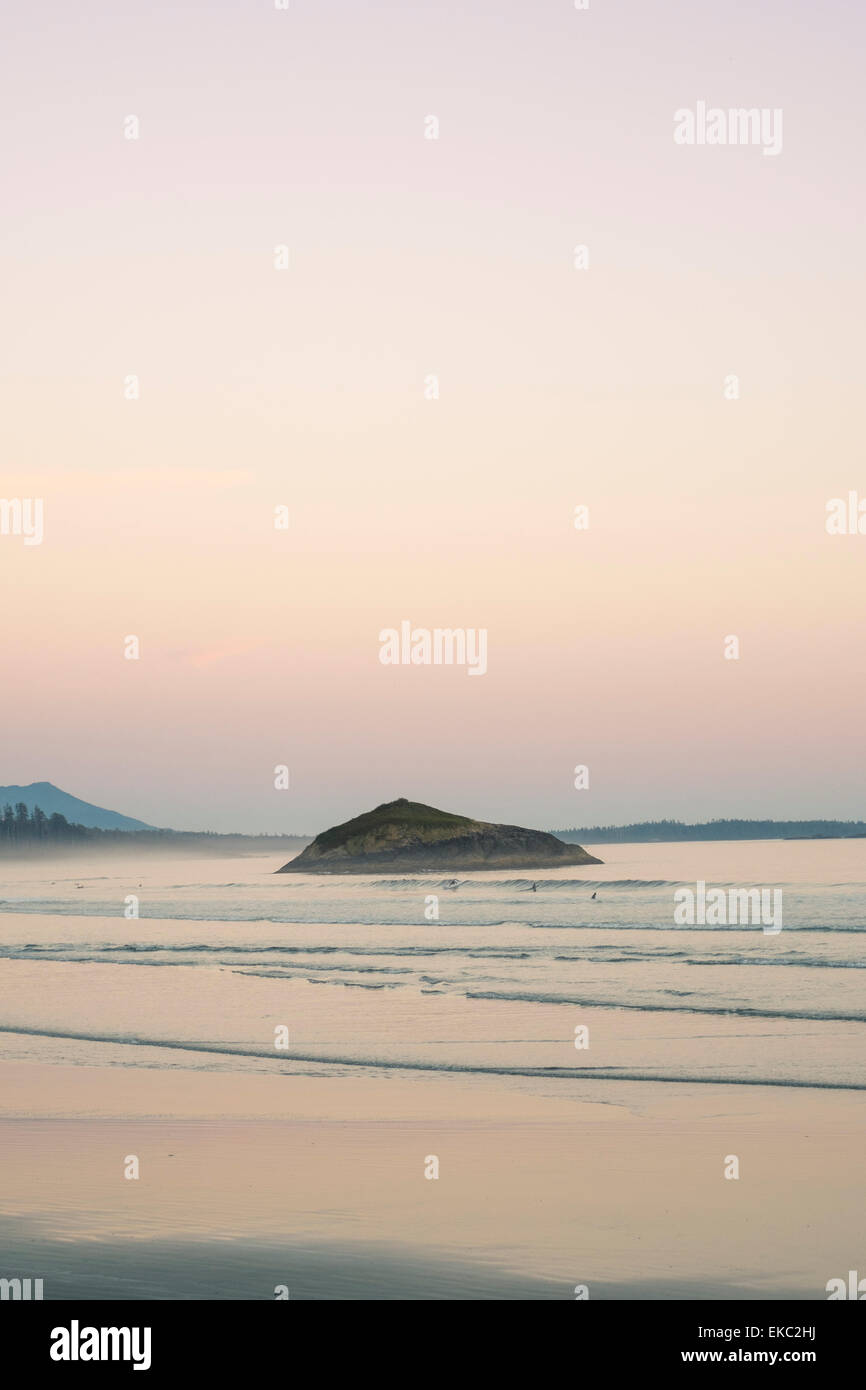 Kleine Insel im Meer, Tofino, Britisch-Kolumbien, Kanada Stockfoto