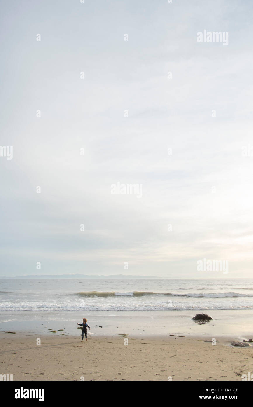 Kleiner Junge am Strand spielen Stockfoto