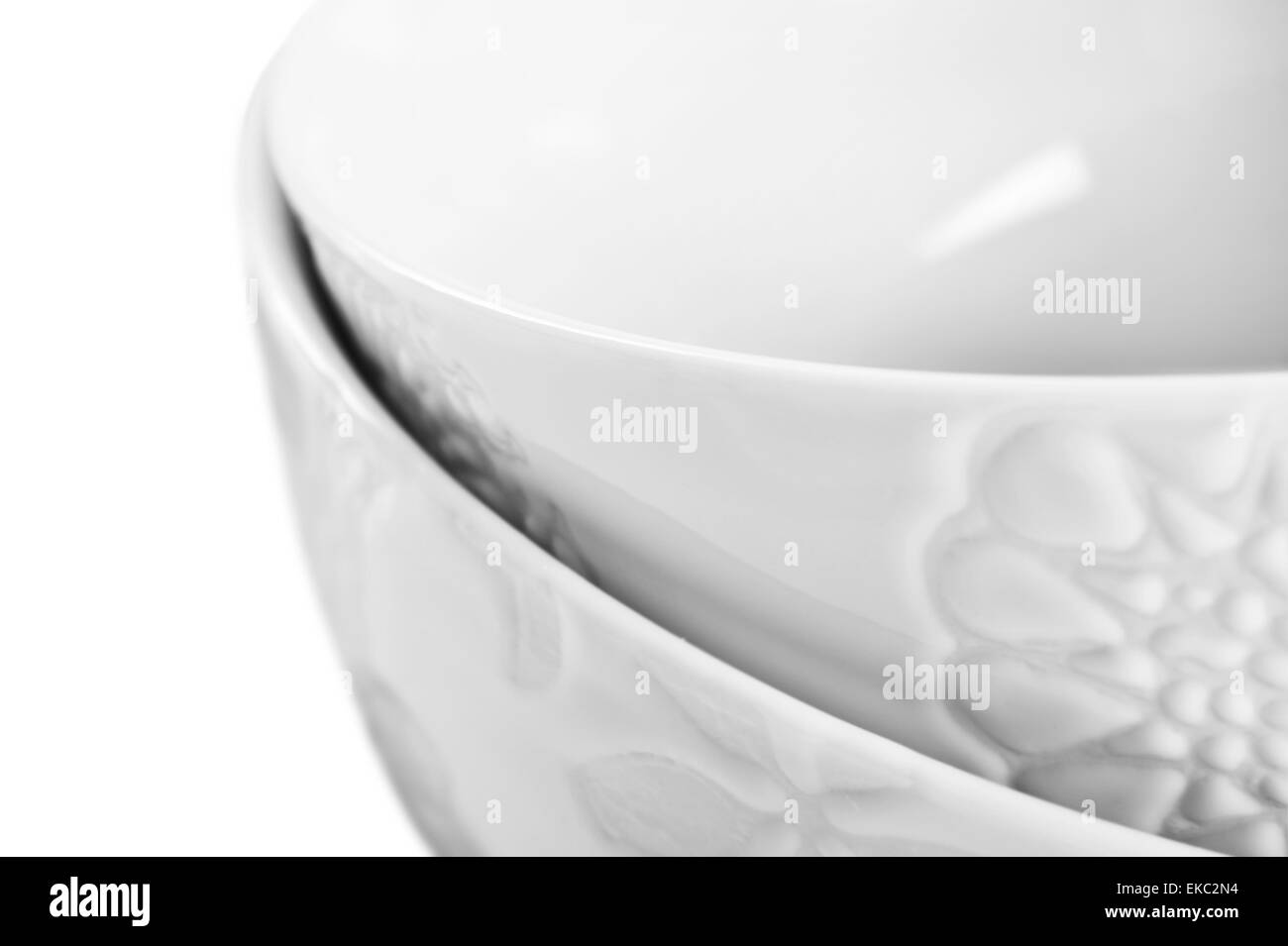Nahaufnahme von zwei weißen Schalen auf weiß Stockfoto