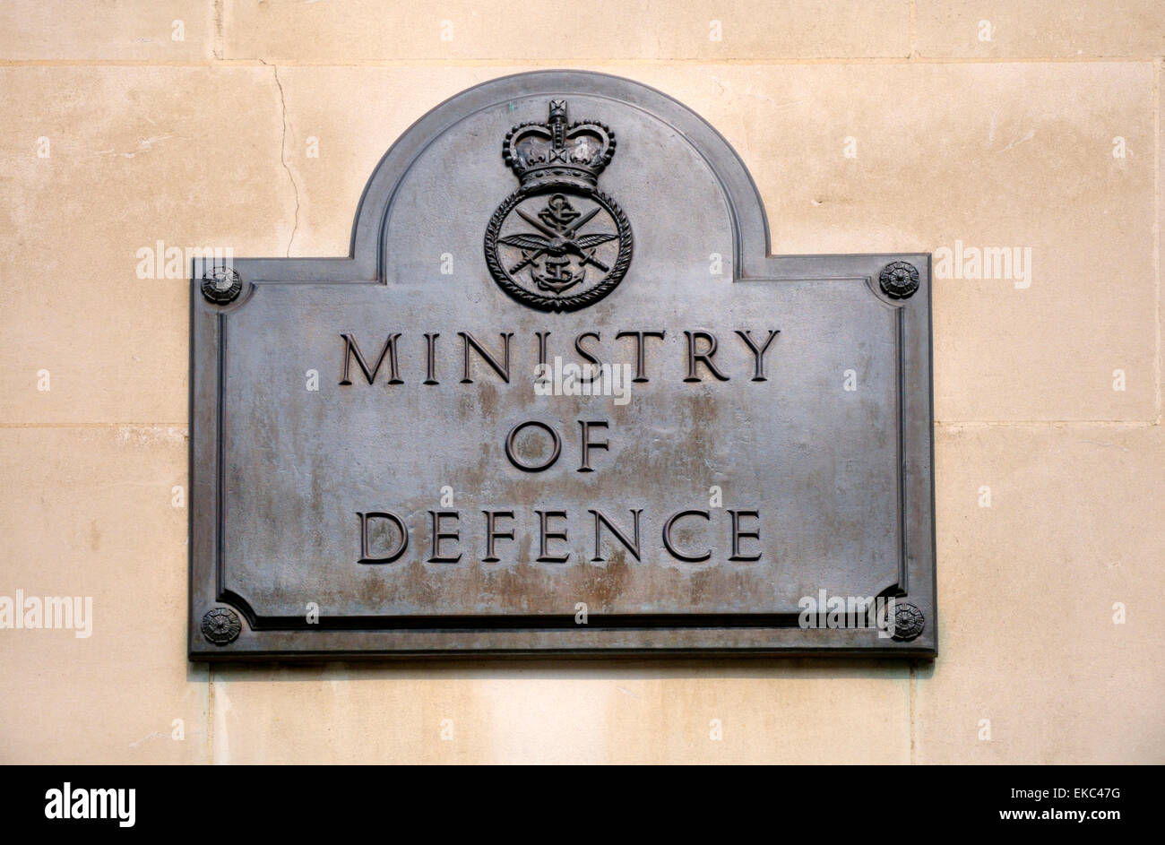 London, England, Vereinigtes Königreich. Ministerium der Verteidigung - Gedenktafel vor der südlichen Tür des Hauptgebäudes am Whitehall Stockfoto