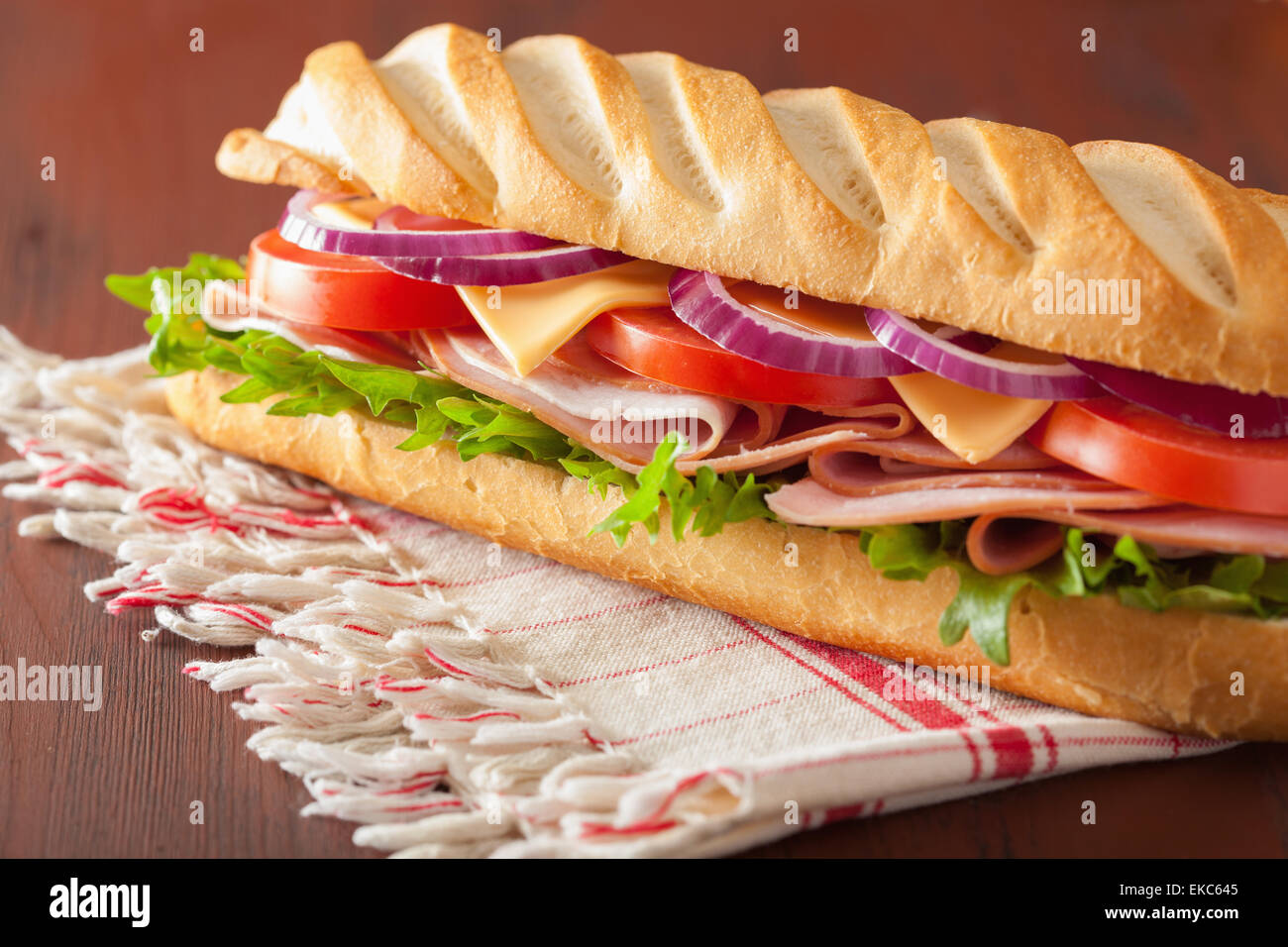 langes Baguette-Sandwich mit Schinken-Tomaten-Salat Stockfoto