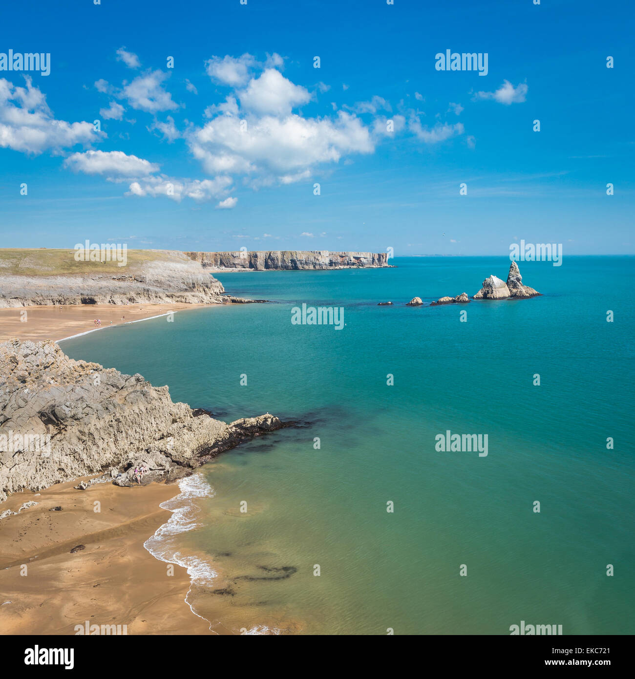 Breite Haven Süd in Pembrokeshire, mit Kirche rocken auf das Meer bei Ebbe. Stockfoto