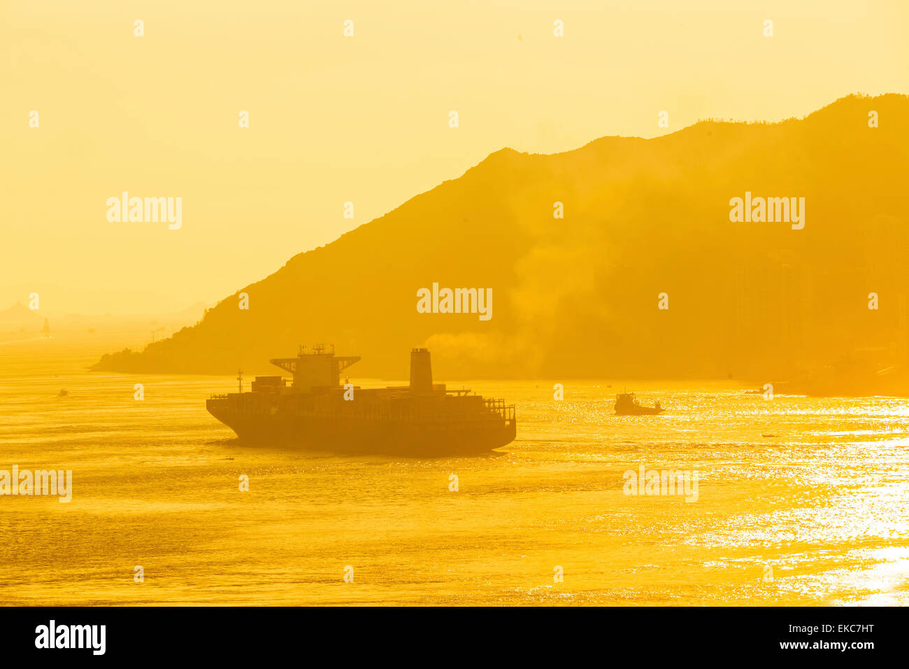 Frachtschiff unter Sonnenuntergang Stockfoto