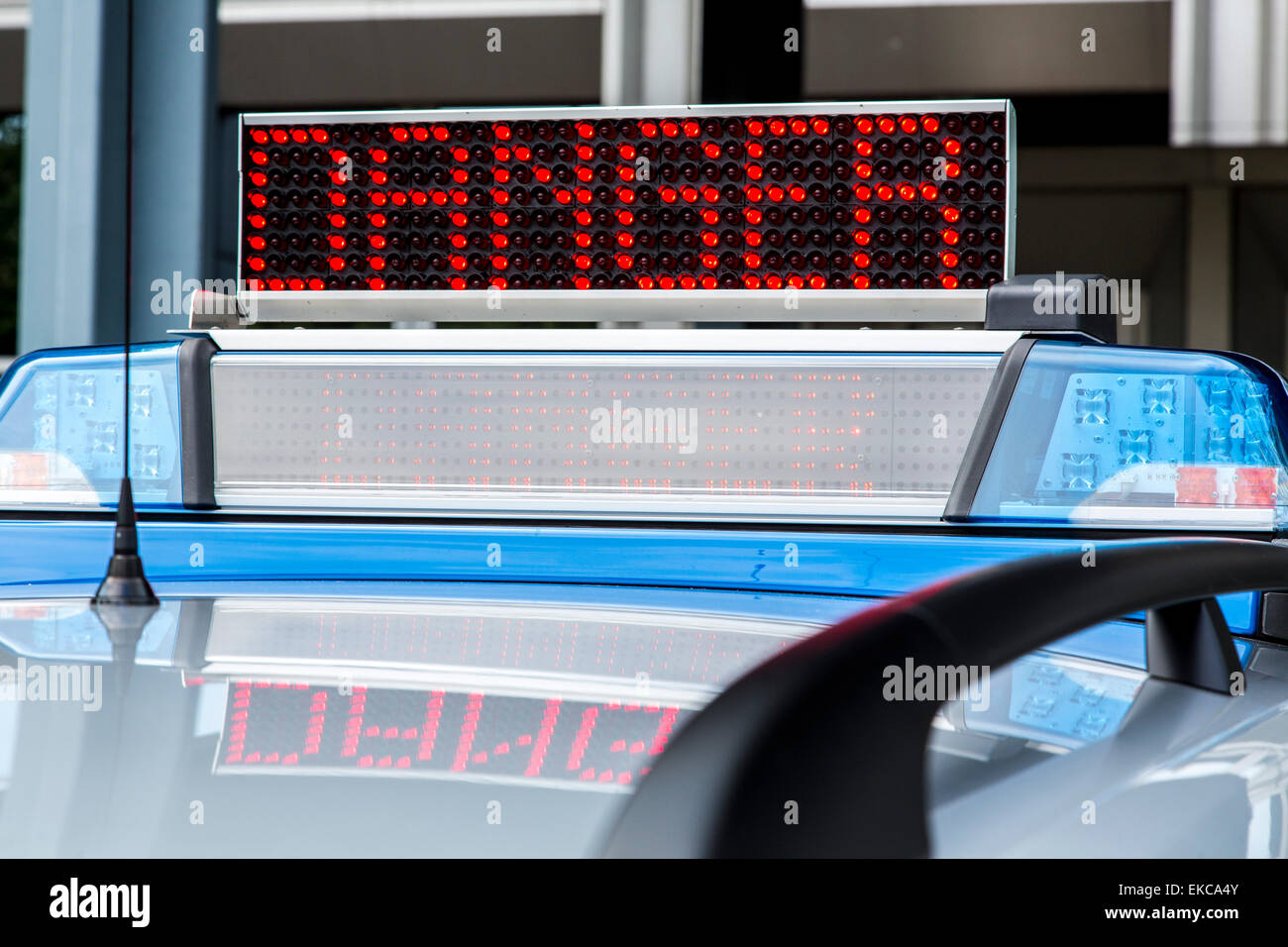 Polizei-Auto, Autobahn Autobahn-Streifenwagen, digitales Informationssystem auf dem Autodach Stockfoto