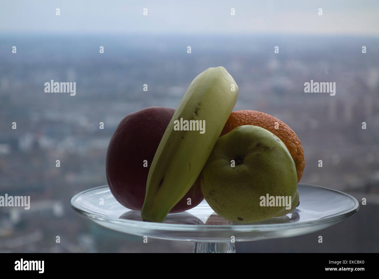 Obstschale gegen eine defokussierten Stadtlandschaft. Stockfoto