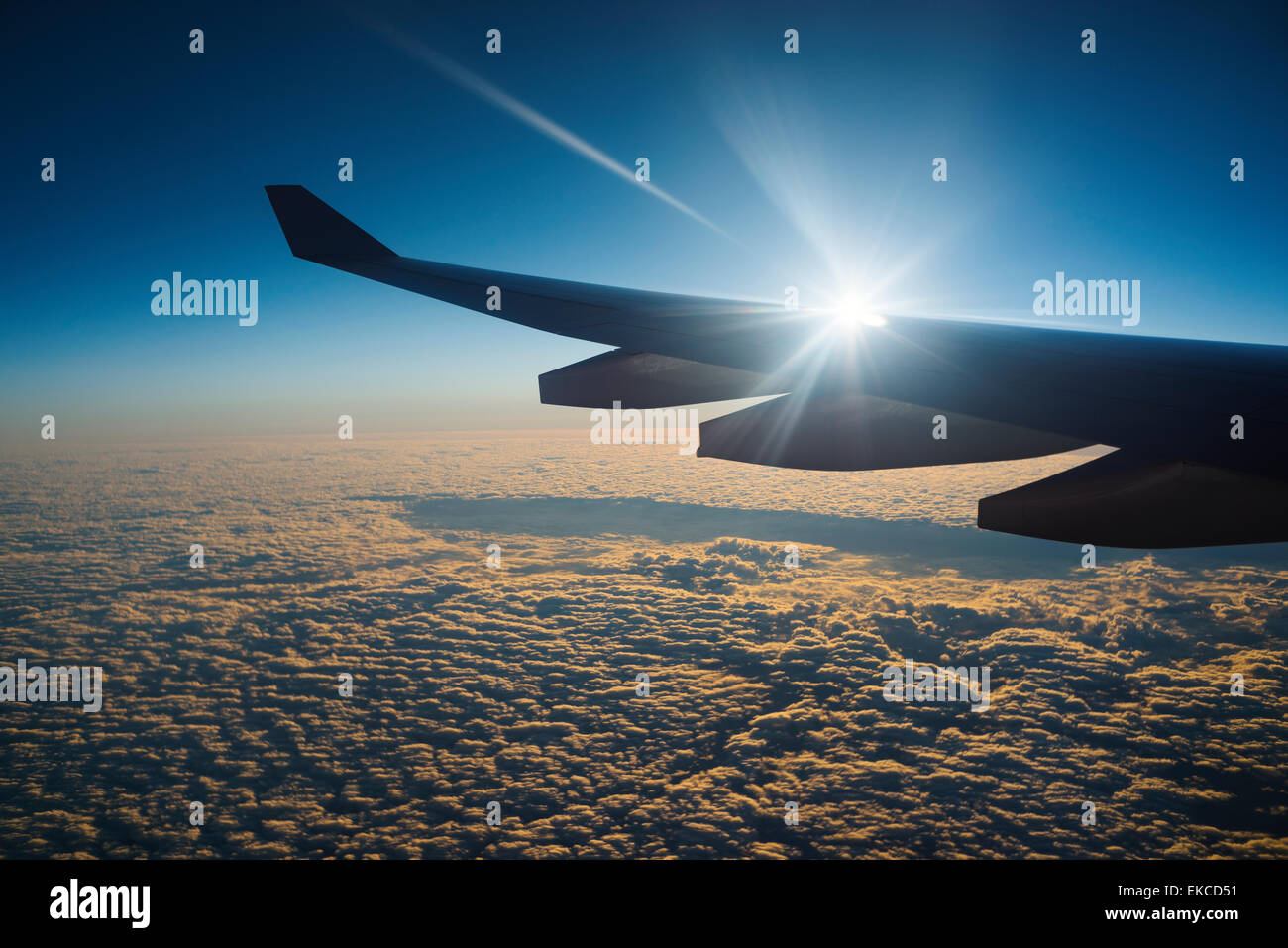 Flügel über Sonnenaufgang aus einer Ebene Stockfoto