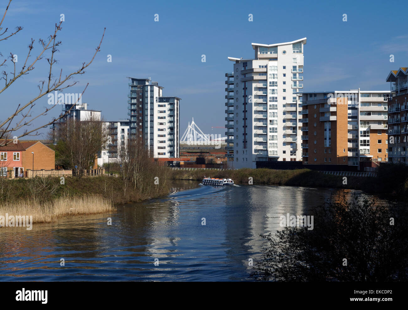 Neue Gehäuse neben Fluss Taff und Aqua Bus, Grangetown, Cardiff, Südwales, UK. Stockfoto