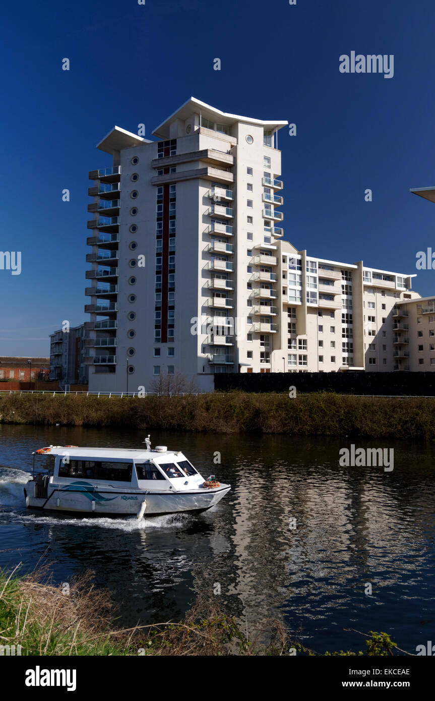 Neue Gehäuse neben Fluss Taff und Aqua Bus, Grangetown, Cardiff, Südwales, UK. Stockfoto