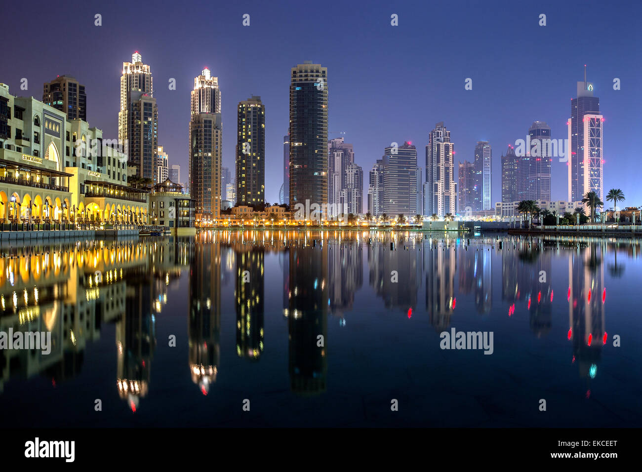 City Skyline bei Nacht, Dubai, Vereinigte Arabische Emirate Stockfoto