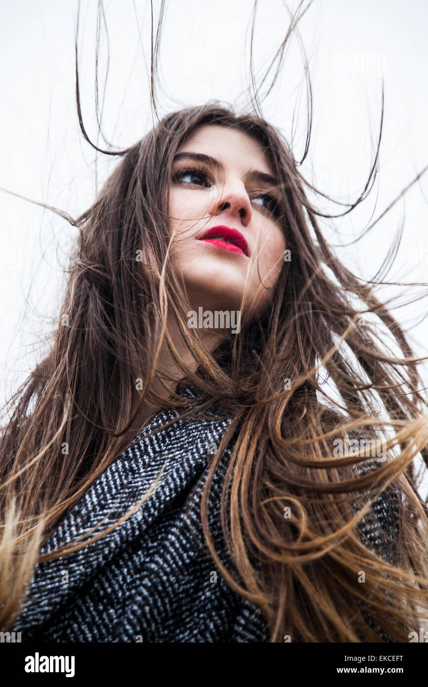 Porträt einer jungen Frau mit Haaren im wind Stockfoto