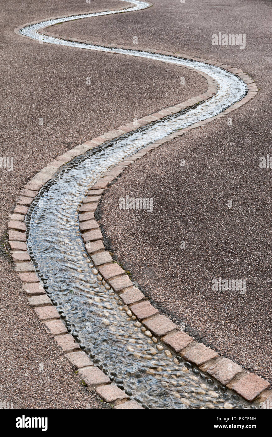 Der Rill, ein langer, hügeliger Wasserkanal, der die Hauptstraße im National Botanic Garden of Wales hinunter fließt Stockfoto