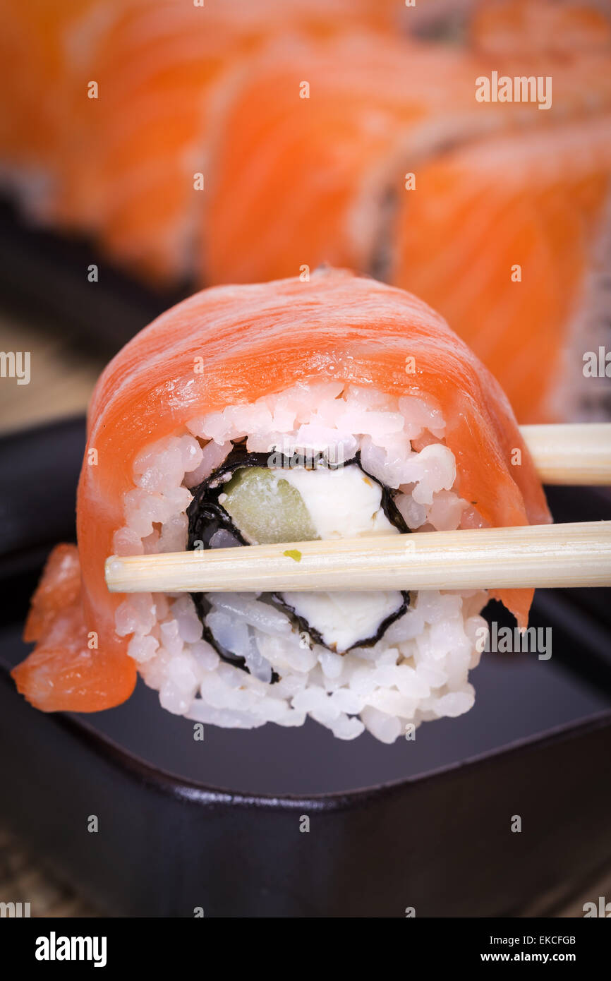 Lachs Sushi-Maki-Rolle Stockfoto