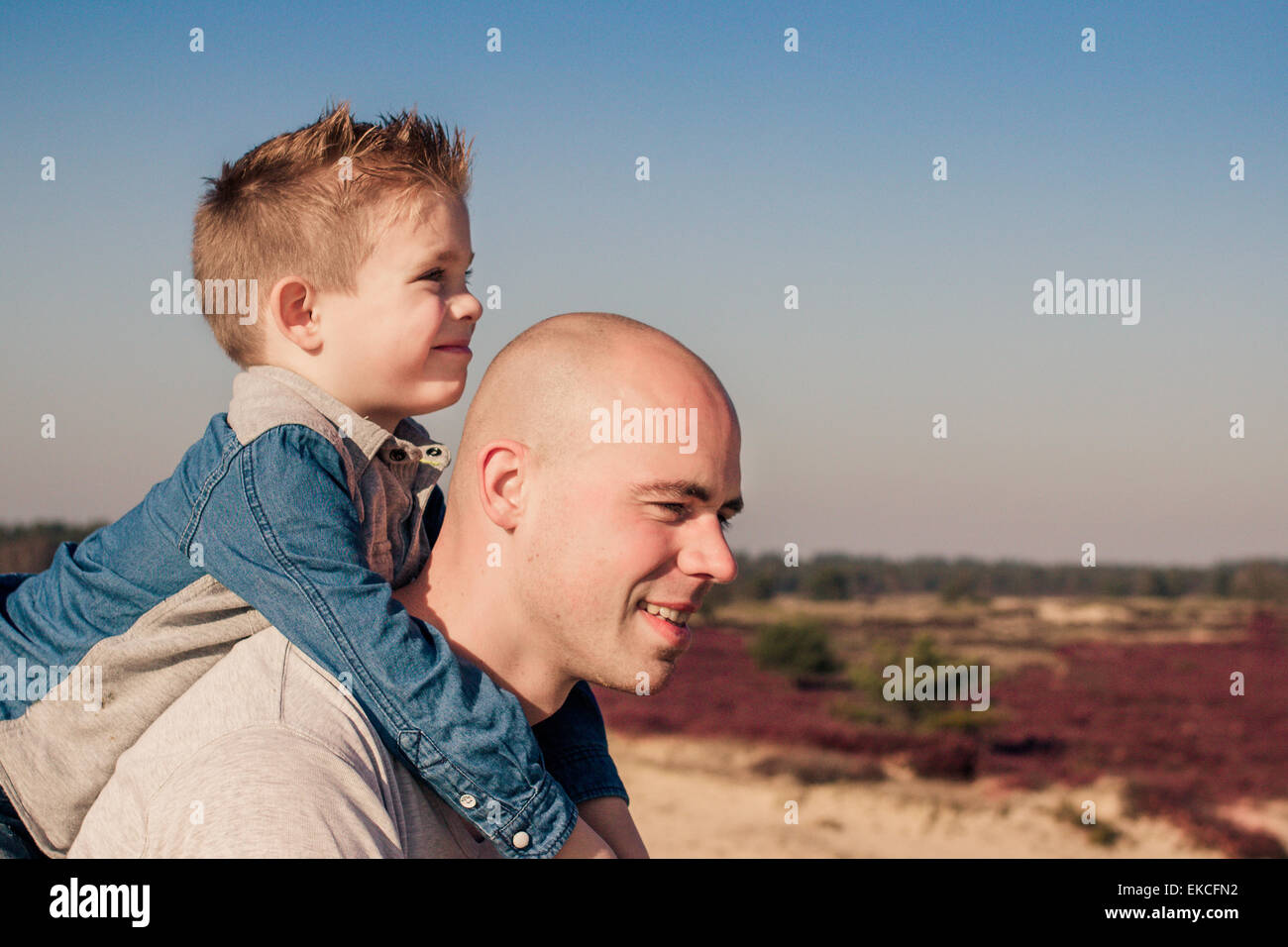 Vater mit seinem Sohn eine Huckepack Stockfoto