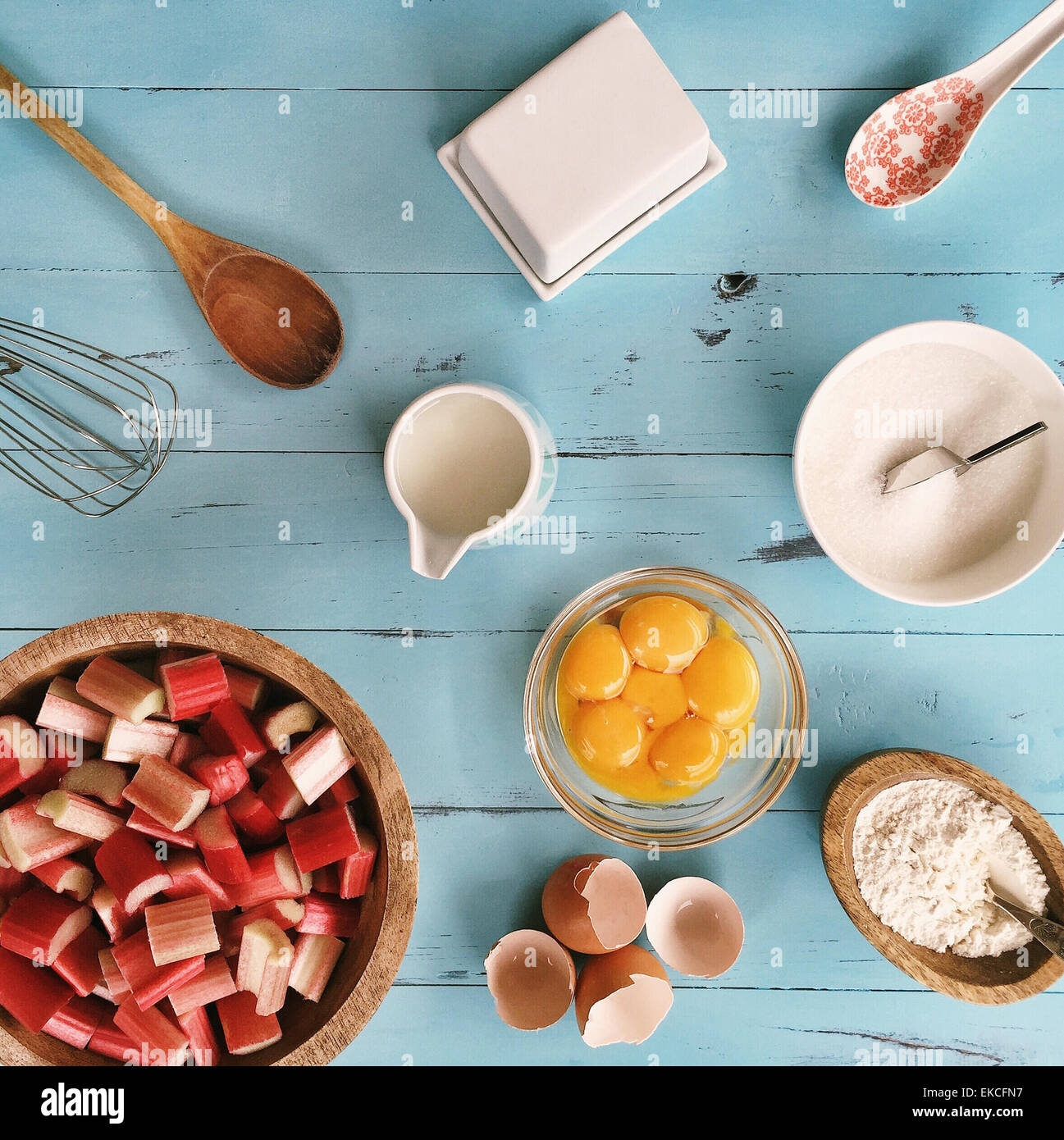 Zutaten für einen Rhabarberkuchen zu backen Stockfoto