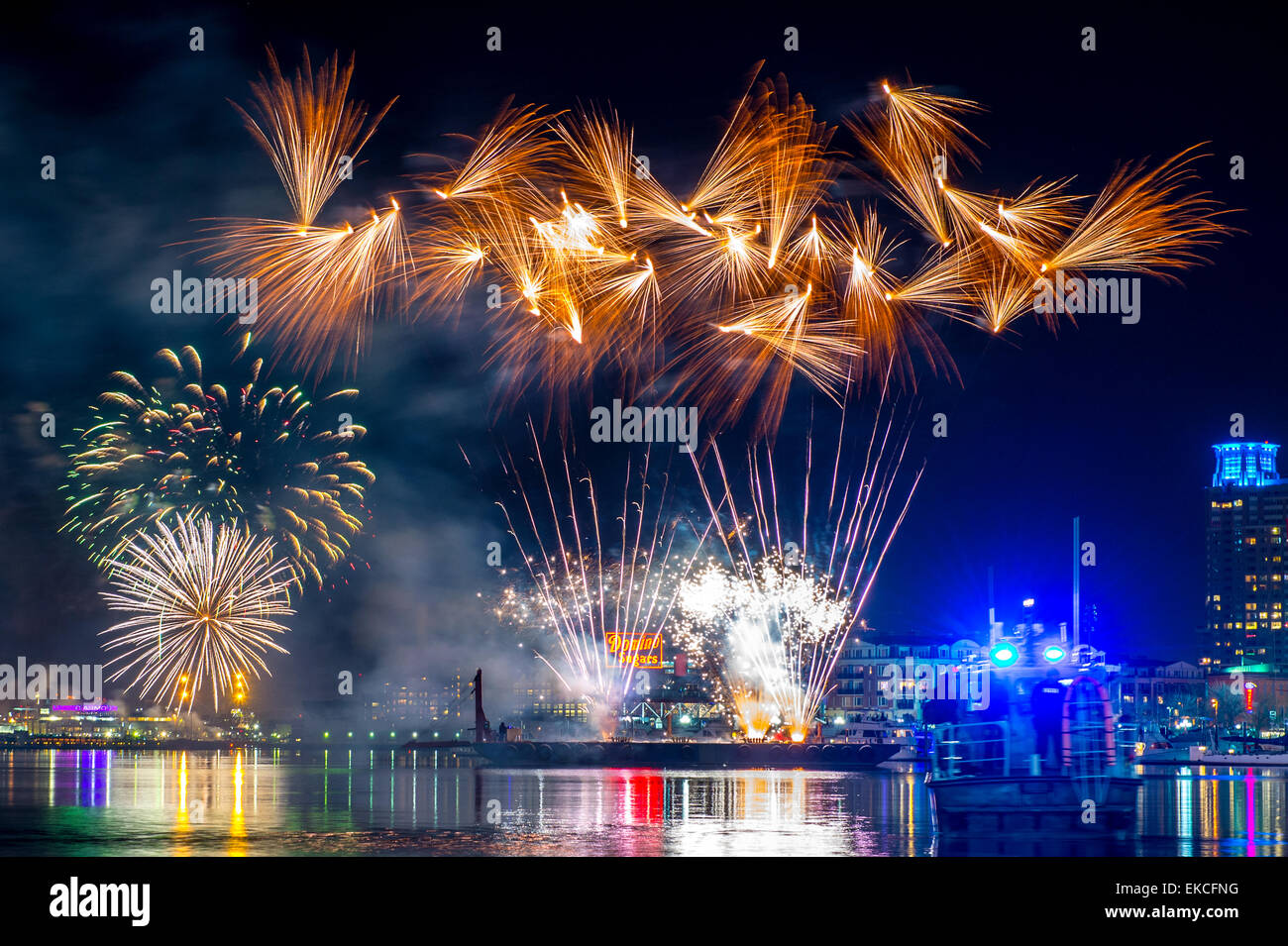 Neue Jahre 2015-Feuerwerk über dem Wasser in Baltimore Inner Harbor Stockfoto