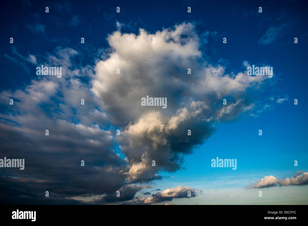 Wolkenformationen über dem Ärmelkanal auf Worthing Beach, West Sussex, UK Stockfoto
