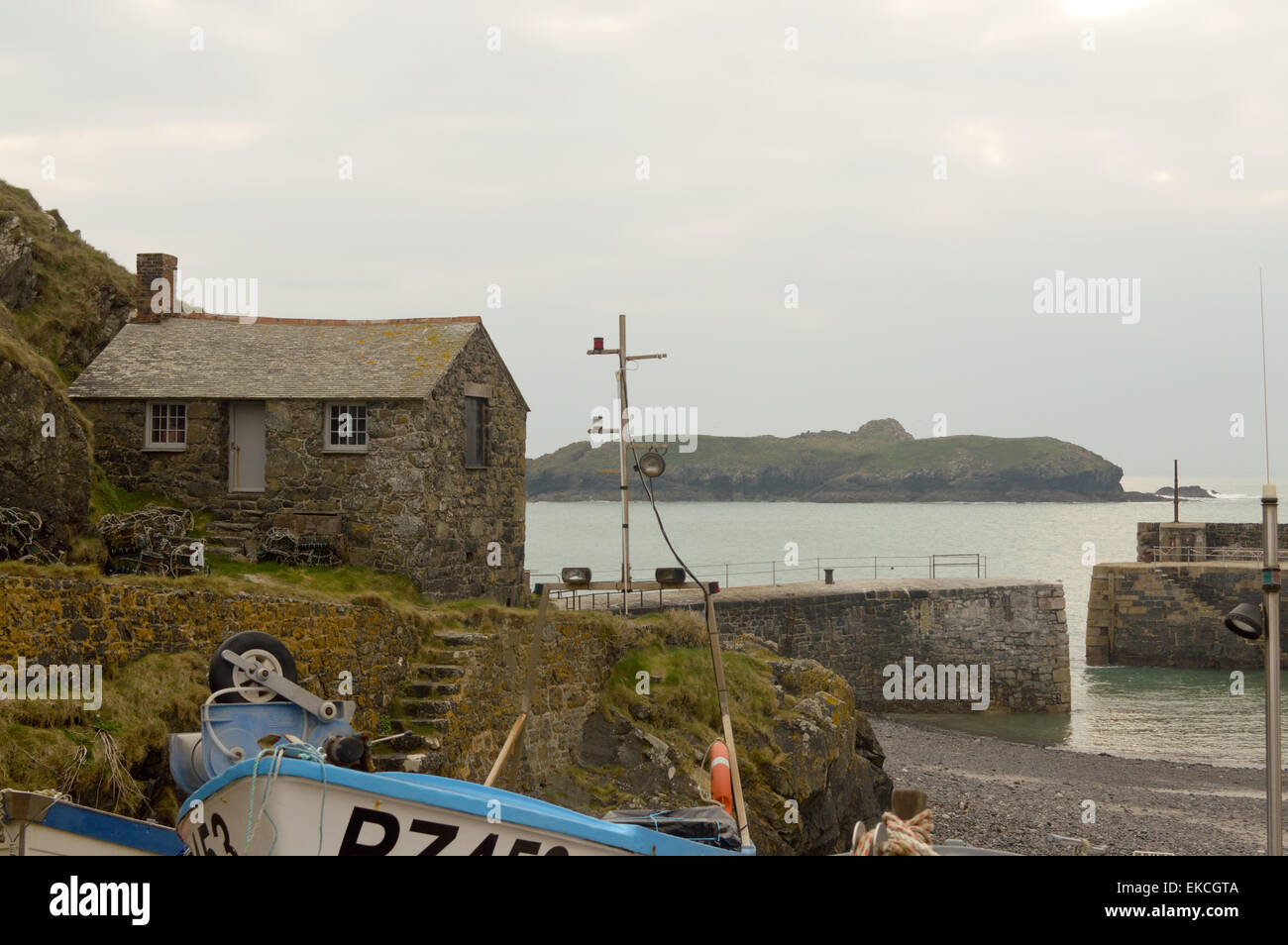 Anzeigen von Mullion Hafen und in der Ferne Mullion Insel, Cornwall, England Stockfoto