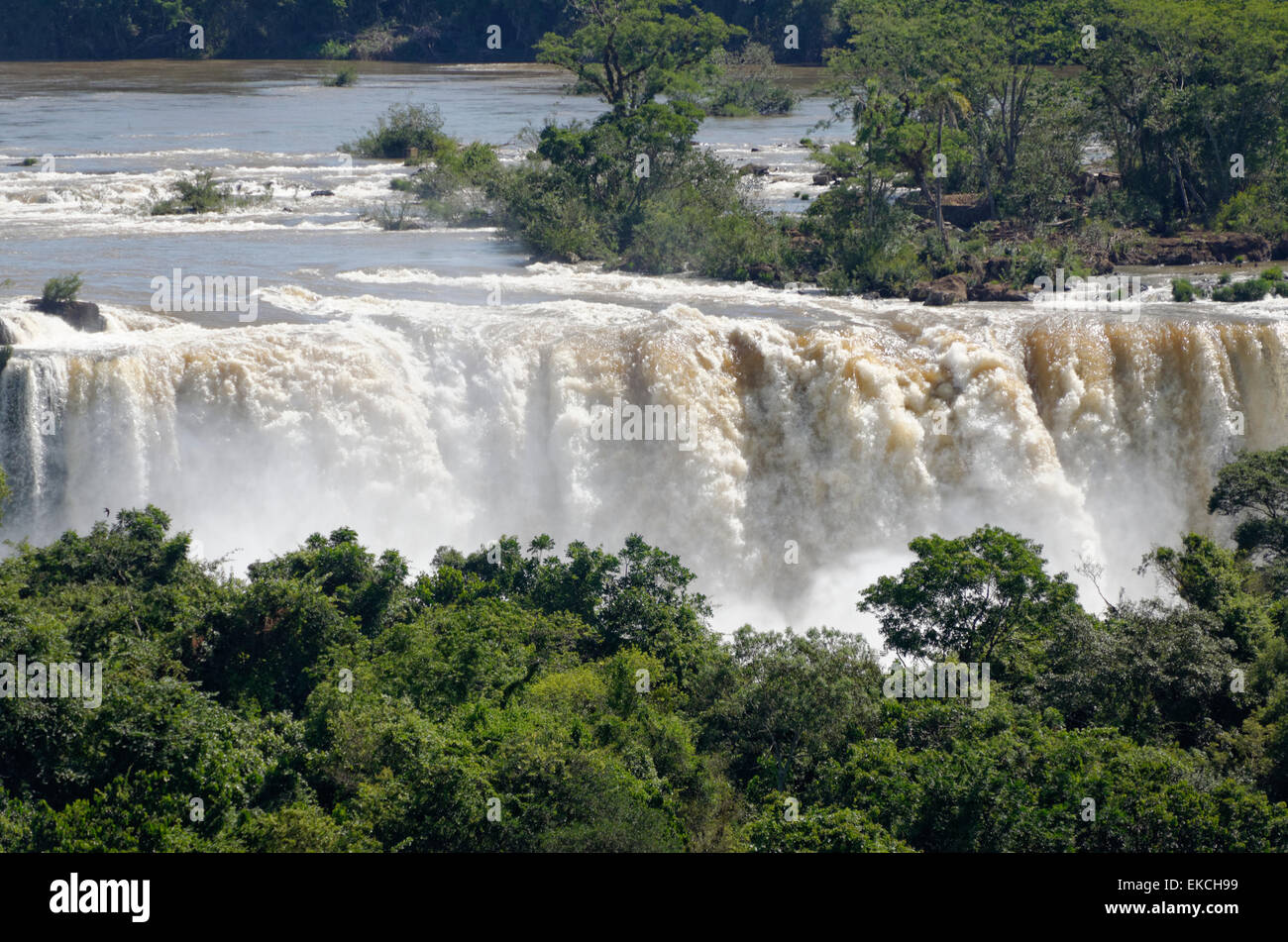 Wasser fließt über Iguacu Wasserfälle, Foz De Iguaçu, Brasilien Stockfoto