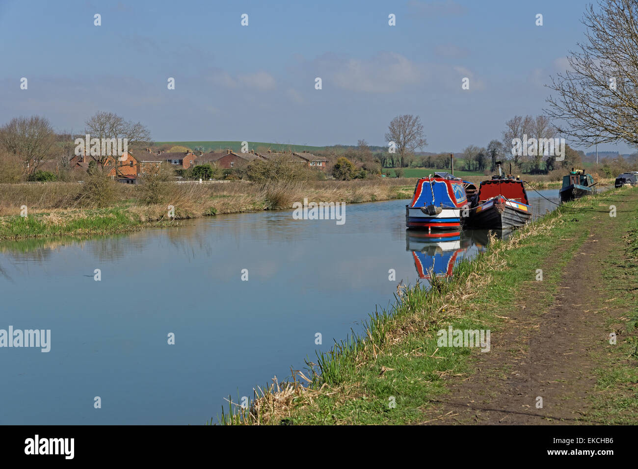 Günstig canalboats am Great Bedwyn auf Kennet und Avon Kanal Stockfoto