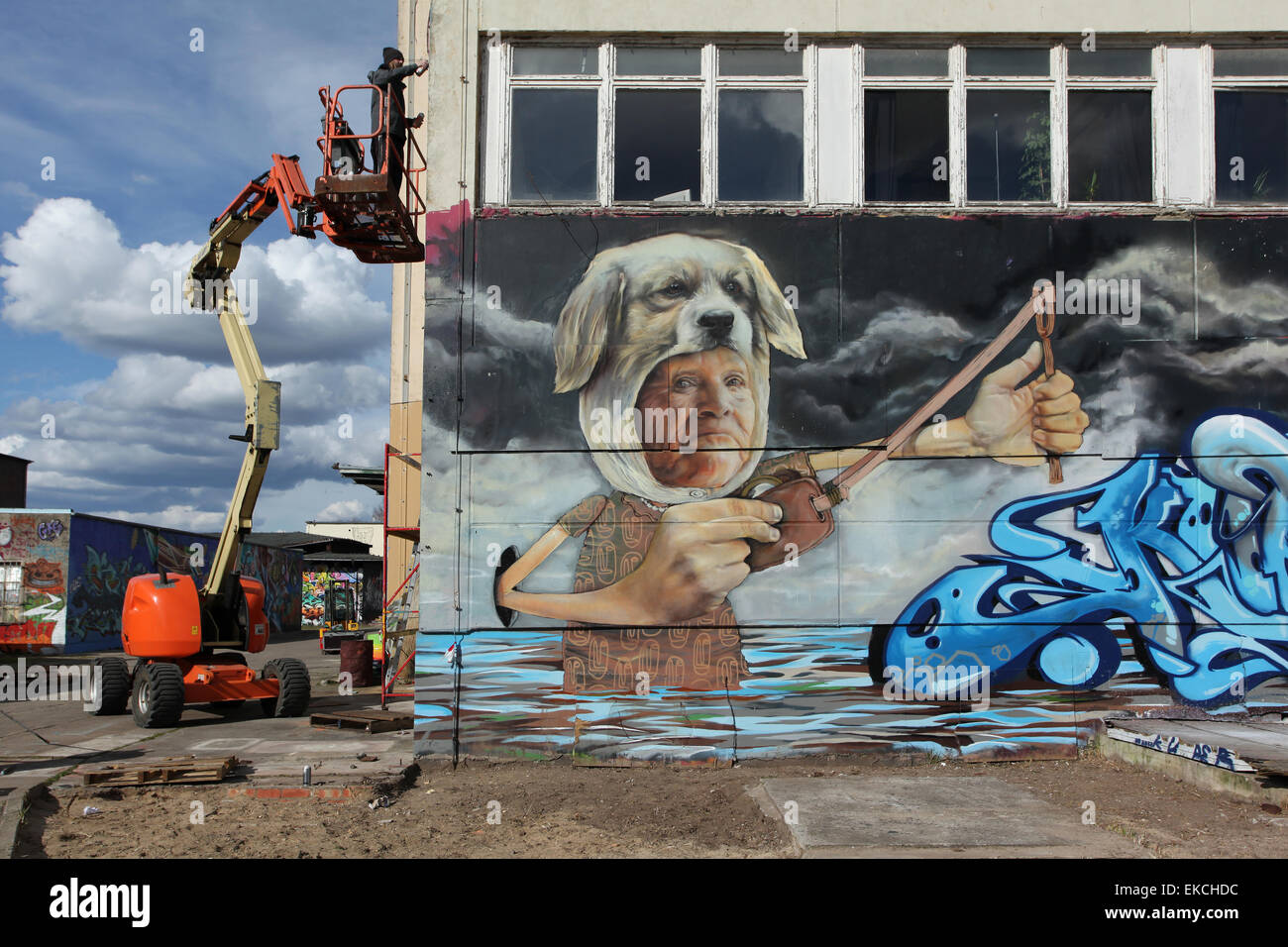 Ein Graffiti-Writer arbeiten in der Aerosol-Arena, Deutschlands größte Hall Of Fame, auf einem Kran auf einen neuen Wandmalerei. Magdeburg. Stockfoto