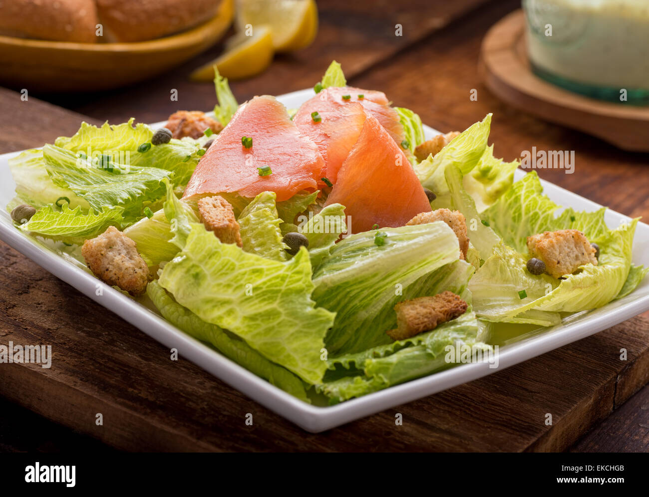 Ein köstlicher geräucherter Lachs Caesar-Salat mit geräuchertem Lachs, Croutons, Schnittlauch und Kapern. Stockfoto