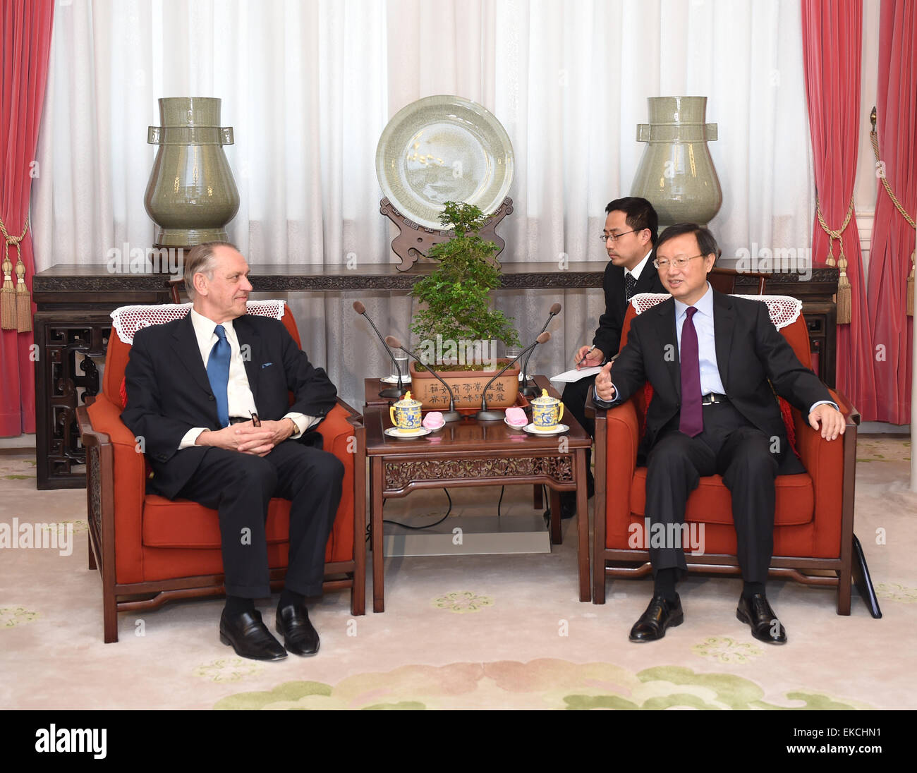 Peking, China. 9. April 2015. Chinese State Councilor Yang Jiechi (R) trifft sich mit den Vereinten Nationen Generalsekretär Jan Eliasson in Peking, Hauptstadt von China, 9. April 2015. © Xie Huanchi/Xinhua/Alamy Live-Nachrichten Stockfoto