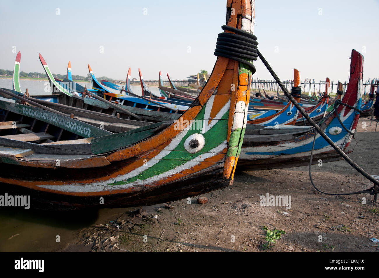 Nahaufnahme Detail einer bunten Auge malen auf der Rumpf eines kleinen Holzboot mit viel Boote im Hintergrund Myanmar Stockfoto