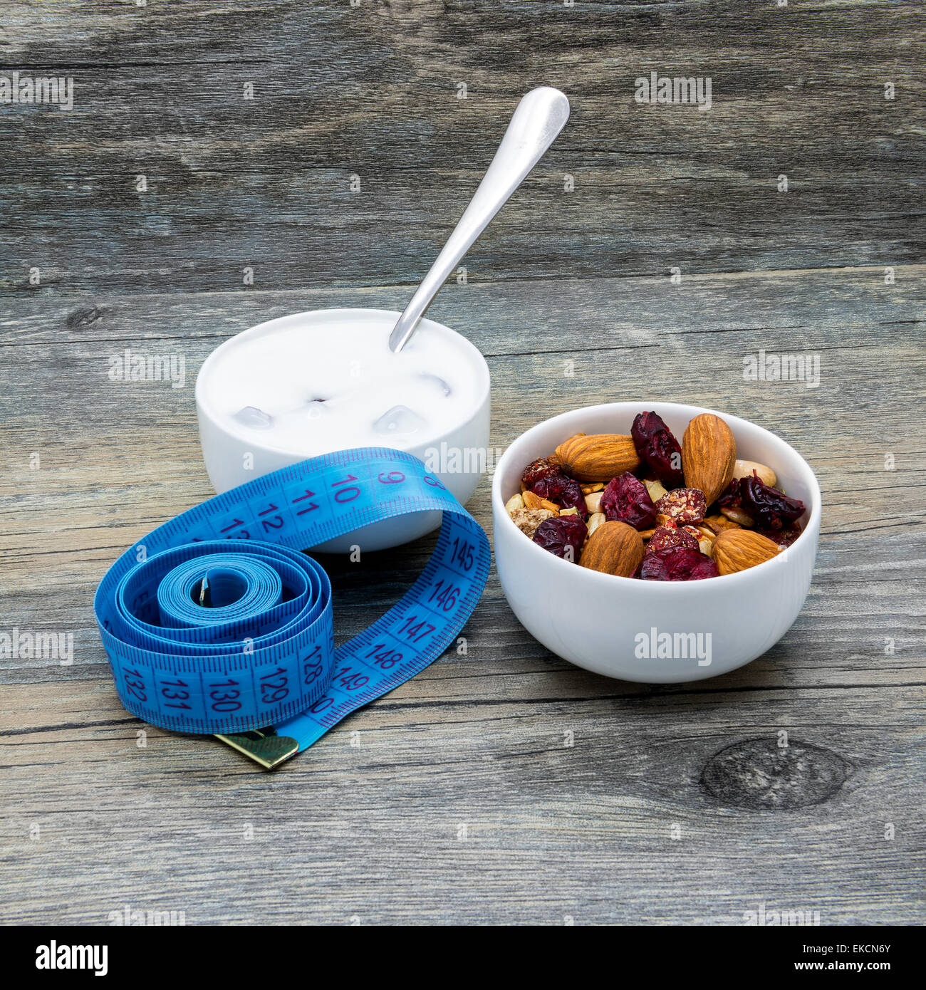 Diät-Frühstück mit Joghurt und Müsli auf rustikalen hölzernen Hintergrund. Stockfoto