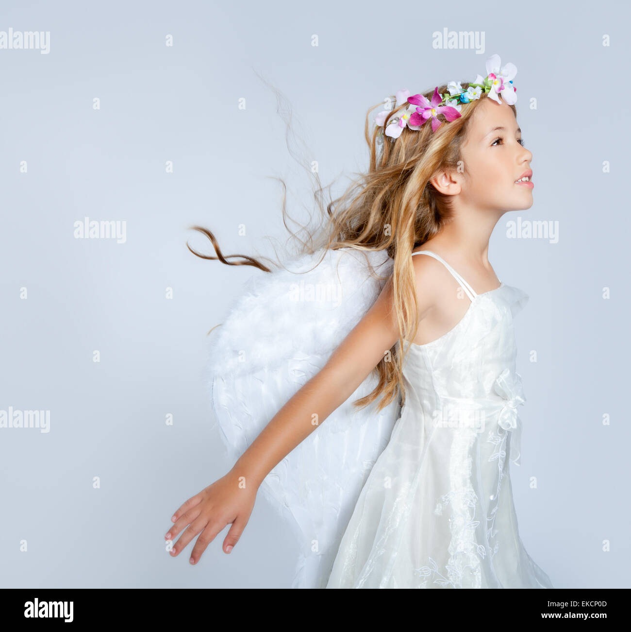 Engel Kinder Mädchen Wind im Haar Mode Blumen Krone Stockfoto
