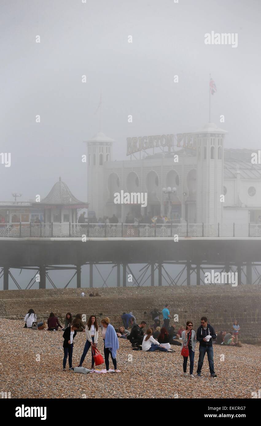 Ein Meer Nebel senkt sich über Brighton Seafront. Stockfoto