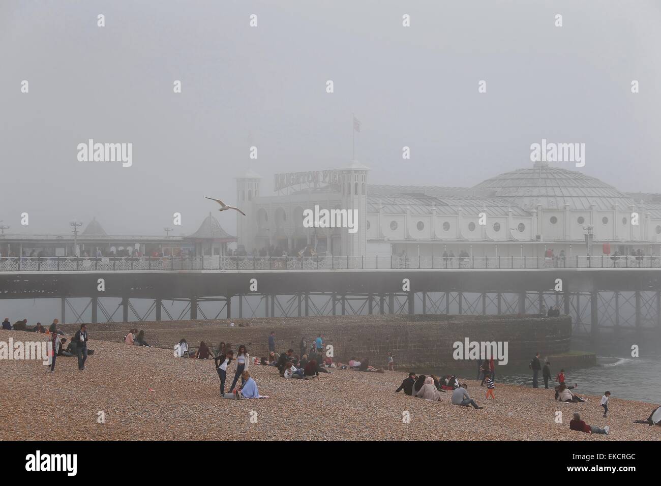 Ein Meer Nebel senkt sich über Brighton Seafront. Stockfoto