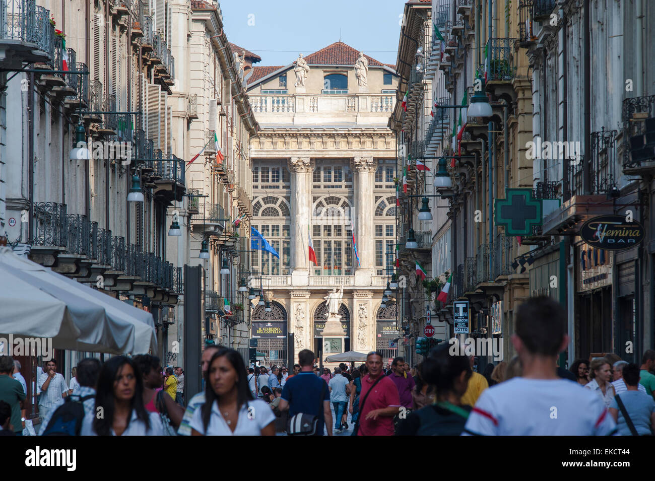 Via Garibaldi Turin, eine belebte Szene in Turins Haupteinkaufsstraße, der Via Garibaldi mit dem Museo Civica di Arte Antica in der Mitte, Italien Stockfoto