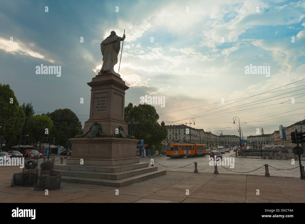 Turin Italien Stadt, Ansicht von hinten In der Dämmerung der Statue von Vittorio Emanuele II mit Blick auf den Ponte Vittorio Emanuele in der Mitte von Turin (Torino), Italien. Stockfoto