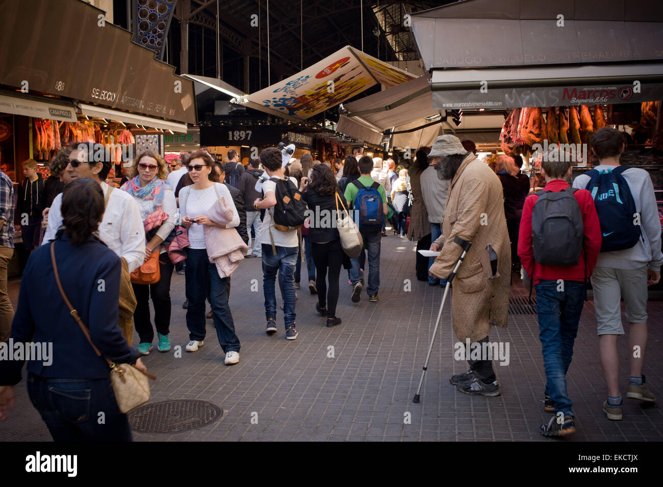 Barcelona, Katalonien, Spanien. 9. April 2015. Ein Mann bittet am Haupteingang von La Boqueria-Markt in Barcelona. Rathaus von Barcelona hat mehr als 15 Touristengruppen vom Markt während der Hauptverkehrszeiten der Woche verboten. Die Maßnahme kommt im Zuge einer Petition per Marktfahrer am La Boqueria zu Barcelonas Markt Institut anfordern, dass Gruppenzugriff auf Überfüllung zu vermeiden begrenzt. La Boqueria-Markt, in der Nähe von La Rambla, ist eines der am meisten besuchten Orte von Touristen in der Stadt Barcelona. © Jordi Boixareu/ZUMA Draht/Alamy Live-Nachrichten Stockfoto