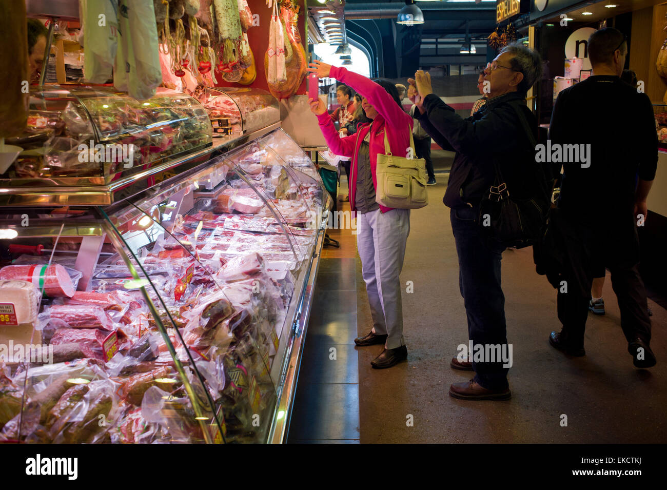 Barcelona, Katalonien, Spanien. 9. April 2015. Touristen fotografieren bei einem Metzger Stand von La Boqueria-Markt in Barcelona. Rathaus von Barcelona hat mehr als 15 Touristengruppen vom Markt während der Hauptverkehrszeiten der Woche verboten. Die Maßnahme kommt im Zuge einer Petition per Marktfahrer am La Boqueria zu Barcelonas Markt Institut anfordern, dass Gruppenzugriff auf Überfüllung zu vermeiden begrenzt. La Boqueria-Markt, in der Nähe von La Rambla, ist eines der am meisten besuchten Orte von Touristen in der Stadt Barcelona. © Jordi Boixareu/ZUMA Draht/Alamy Live-Nachrichten Stockfoto