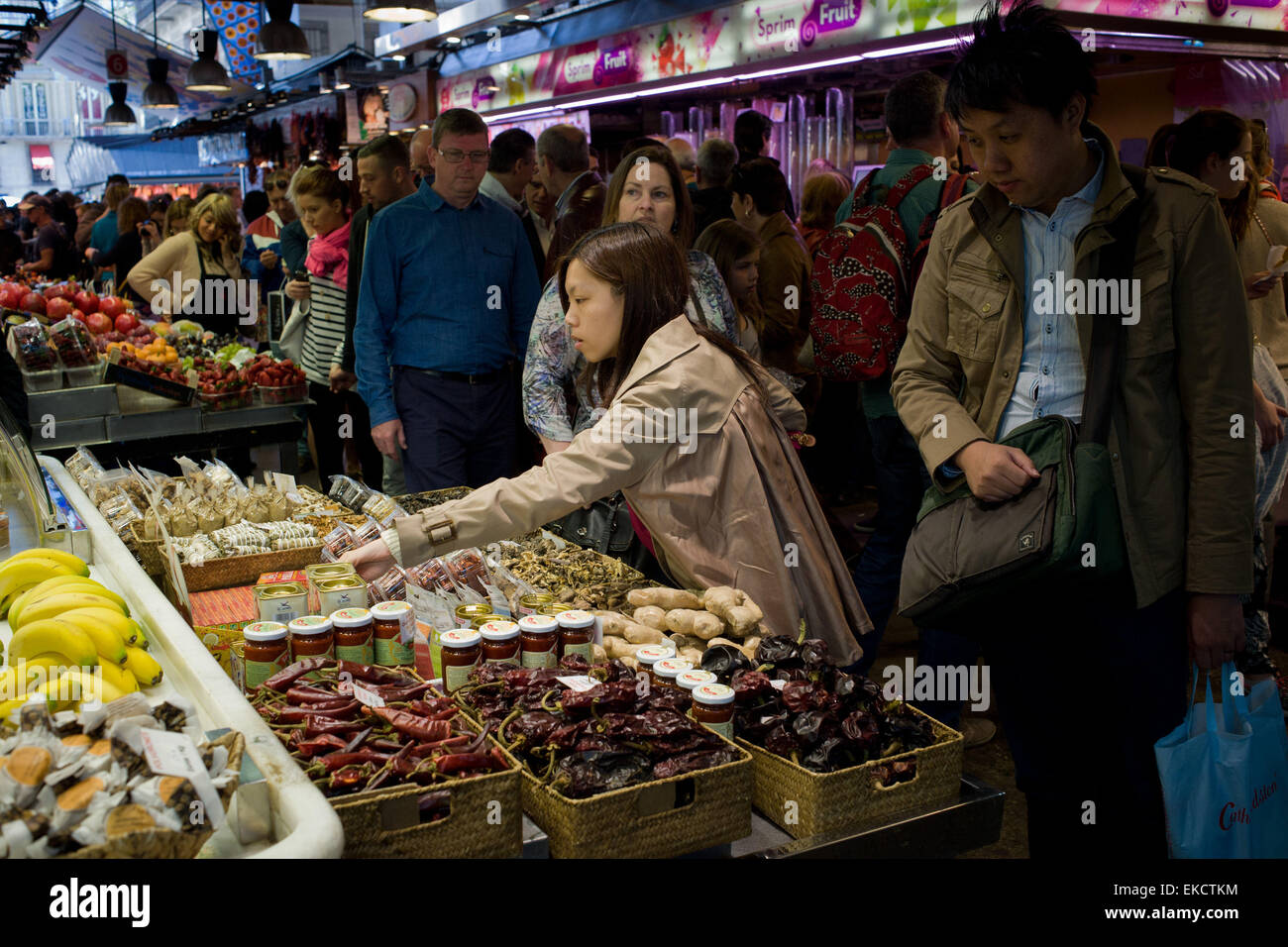 Barcelona, Katalonien, Spanien. 9. April 2015. Eine Frau sieht sich Produkte von einem Stall in La Boqueria-Markt in Barcelona. Rathaus von Barcelona hat mehr als 15 Touristengruppen vom Markt während der Hauptverkehrszeiten der Woche verboten. Die Maßnahme kommt im Zuge einer Petition per Marktfahrer am La Boqueria zu Barcelonas Markt Institut anfordern, dass Gruppenzugriff auf Überfüllung zu vermeiden begrenzt. La Boqueria-Markt, in der Nähe von La Rambla, ist eines der am meisten besuchten Orte von Touristen in der Stadt Barcelona. © Jordi Boixareu/ZUMA Draht/Alamy Live-Nachrichten Stockfoto