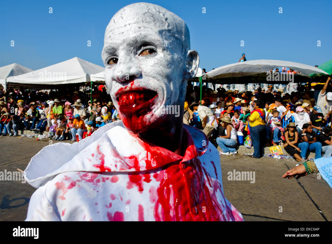 Ein kolumbianischer Mann trägt einen Vampir-Maske mit blutigen Zähnen, Tänze während der Karneval in Barranquilla, Kolumbien. Stockfoto