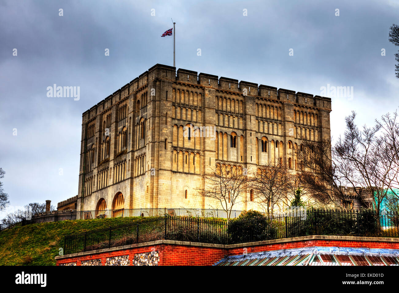 Norwich Burgenbau Außenwände Fassade dramatischer Himmel Flagge fliegenden Norfolk UK England Stockfoto