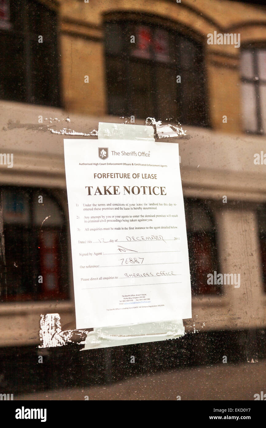 Nehmen Sie Hinweis verfällt der Lease Abschottung Sheriffs Büro Warnanzeige Brief in Fenster Norwich Norfolk UK England Kredit Stockfoto