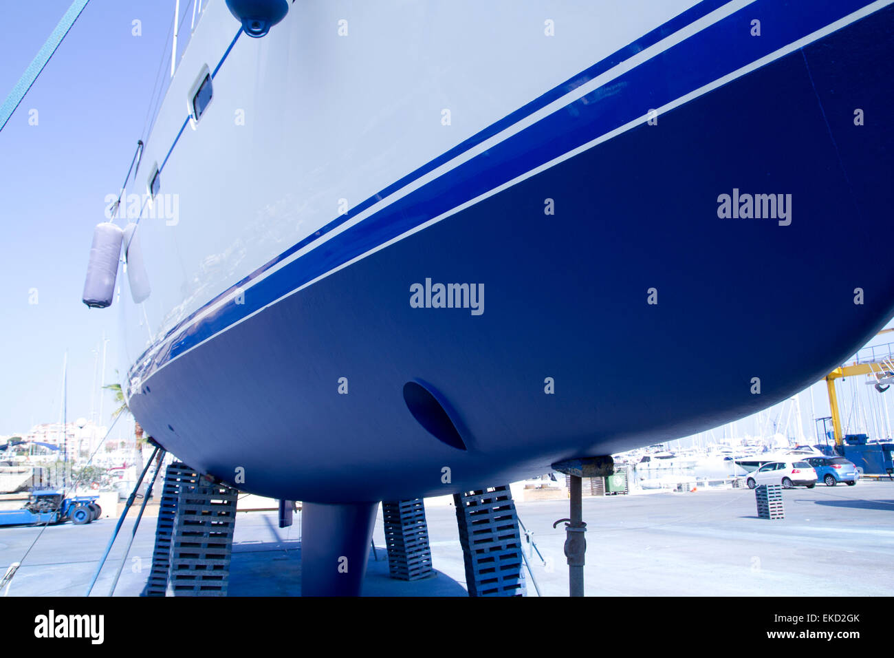 Boot Rumpf Segelboot blau Antifouling gestrandet für Farbe Stockfoto