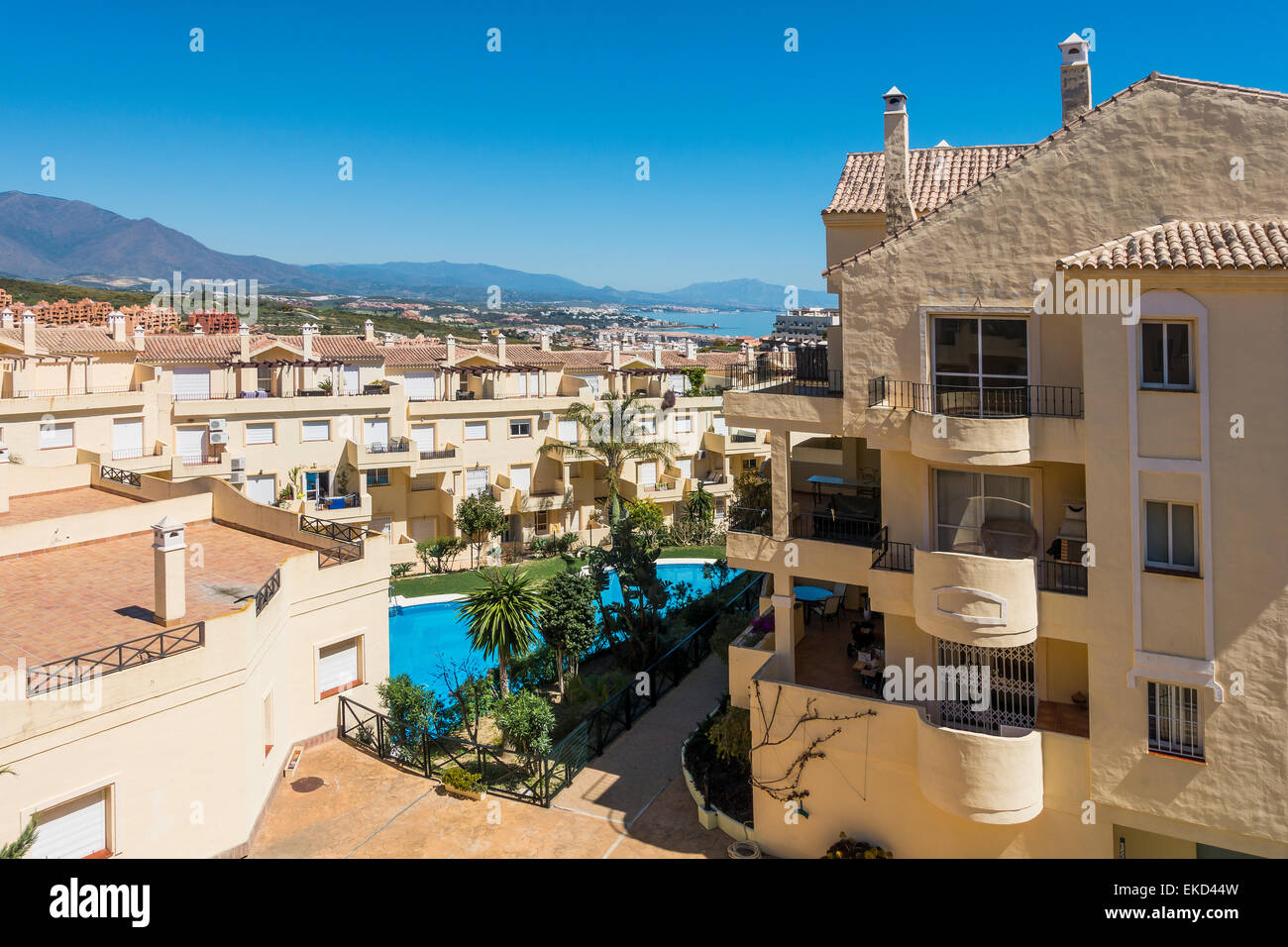 Spanisch Urlaub Apartment Komplex Duquesa Fairway Spanien. Die Berge der Sierra Nevada im Hintergrund. Stockfoto