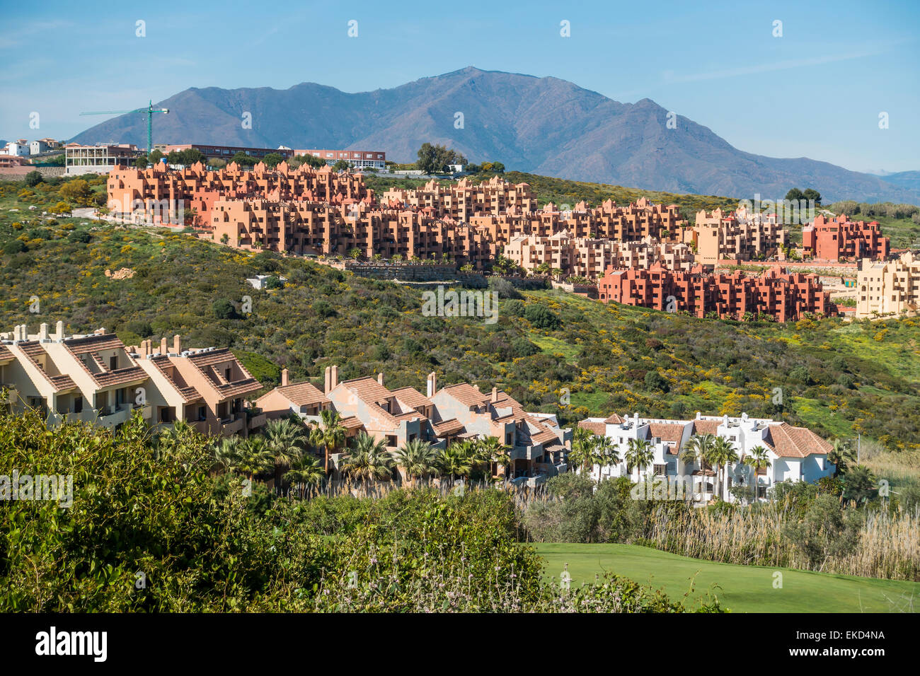 Spannish Holiday Apartment Komplex Duquesa Spanien. Die Berge der Sierra Nevada im Hintergrund. Stockfoto