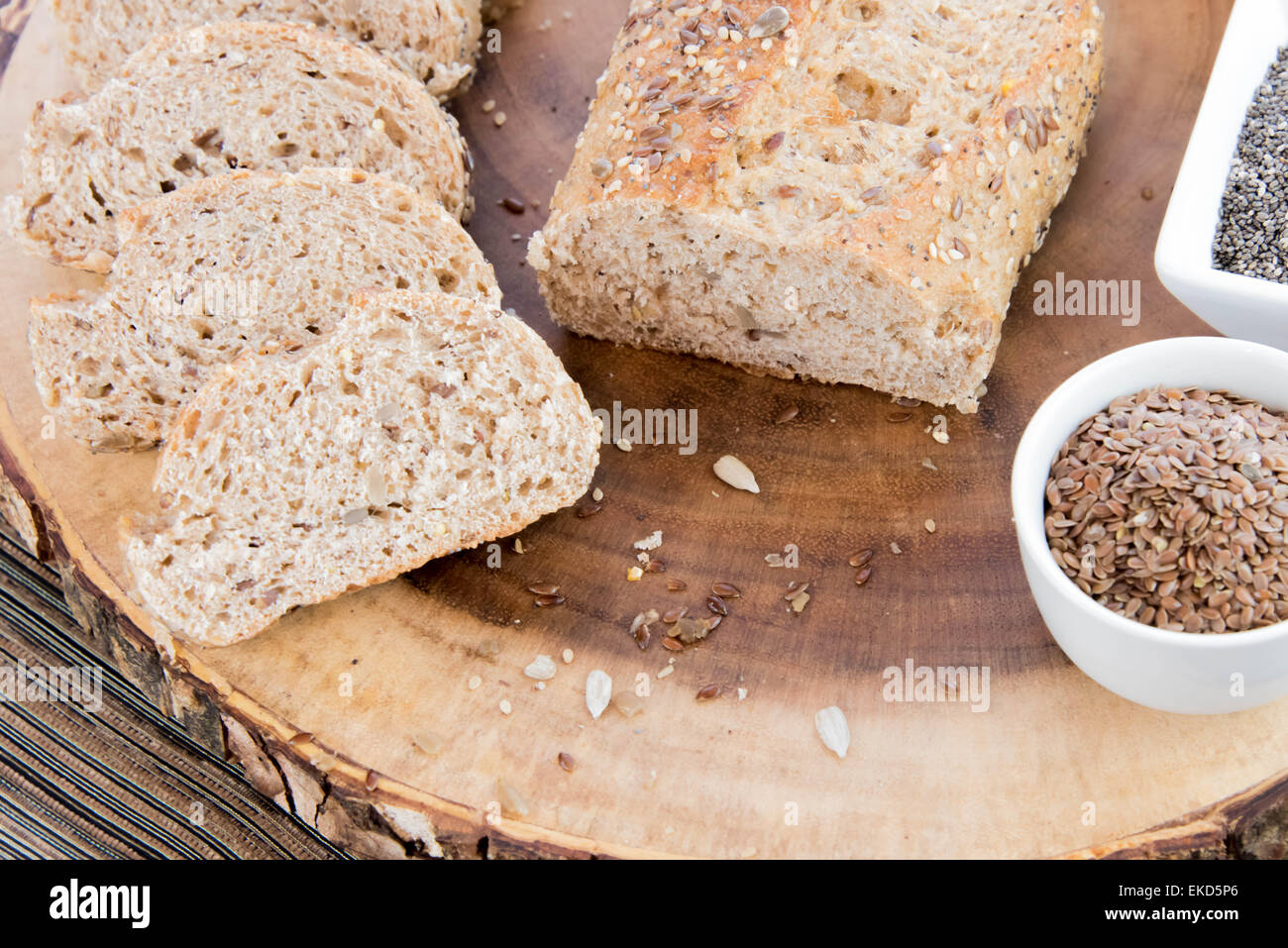 frisch gebackene Brotlaib ganze Körner mit Mohn, Leinsamen und Sonnenblumen-Samen Stockfoto