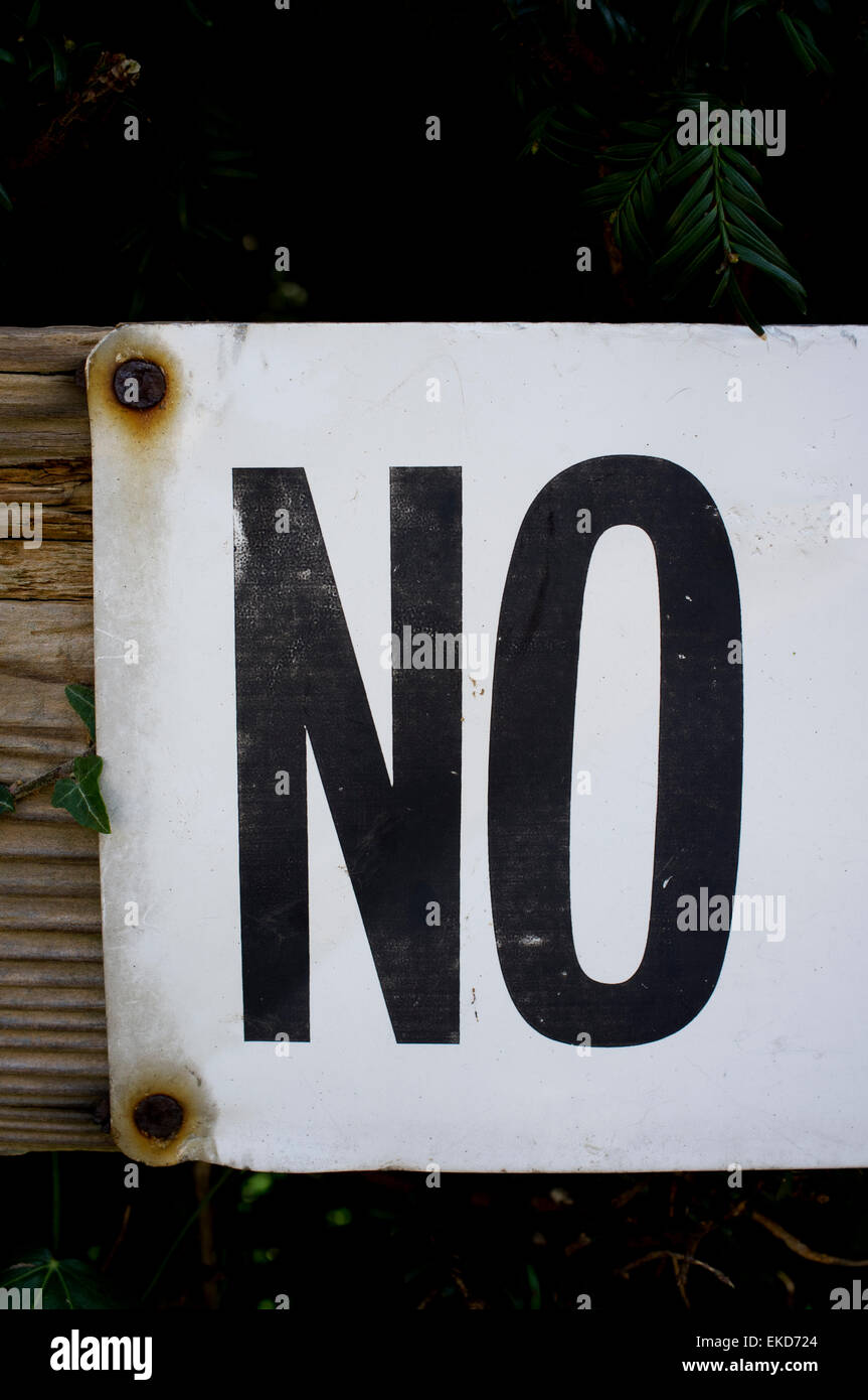 Nahaufnahme des Wortes Nein, schwarz auf weißem Hintergrund an Holzzaun Post. Stockfoto