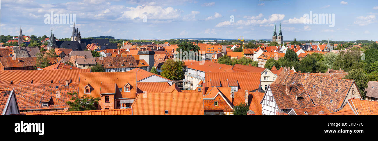 Blick auf die Ziegeldächer der mittelalterlichen Häusern. Stockfoto