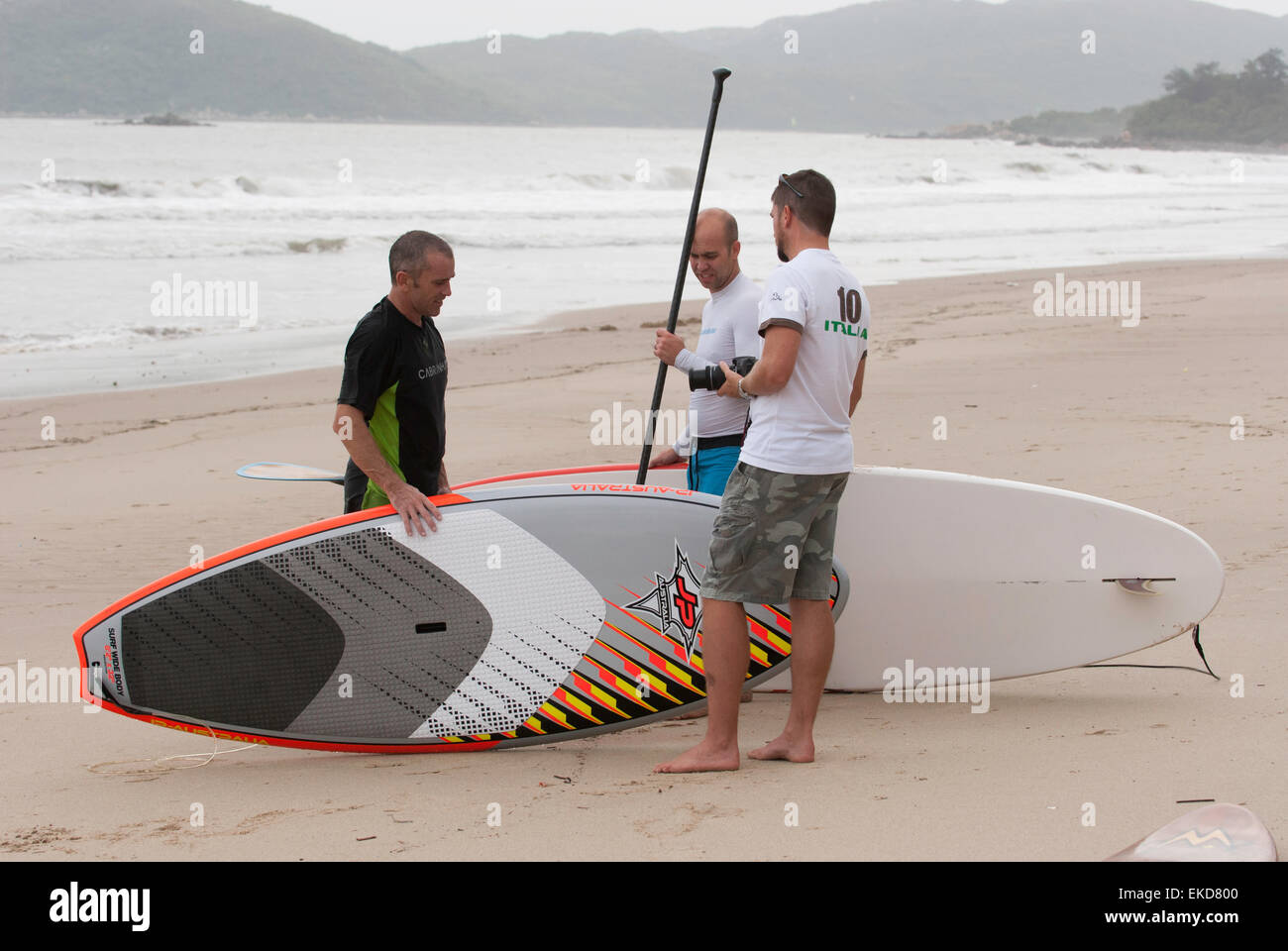 Männer mit Paddel-am oberen Cheung Sha Beach Lantau Insel Hong Kong China Stockfoto