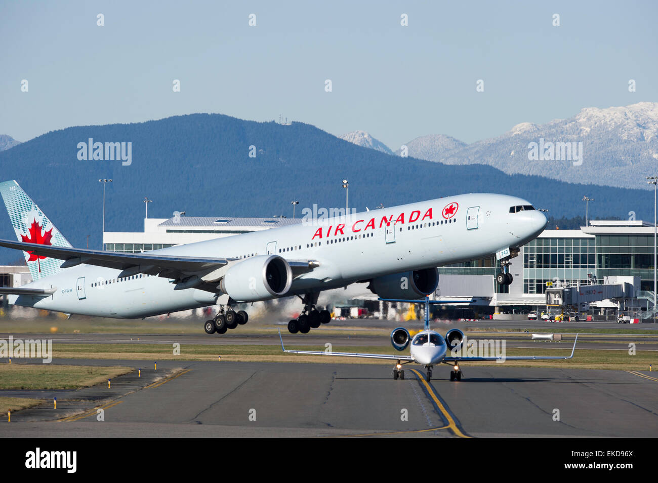 Air Canada Boeing 777-333 ER ausziehen YVR Vancouver International Airport Stockfoto