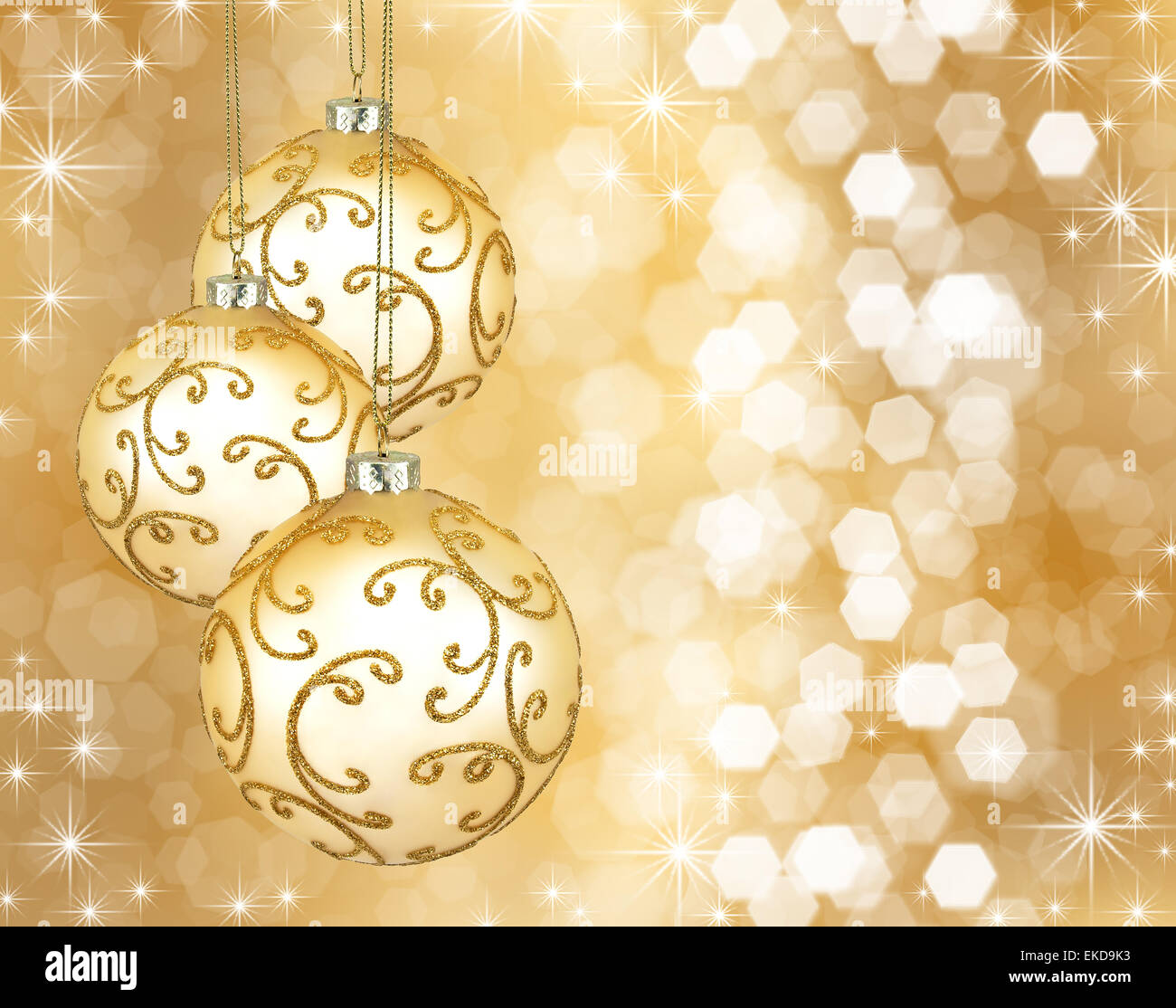 Drei schöne goldene Weihnachtskugeln auf goldenem Hintergrund Stockfoto