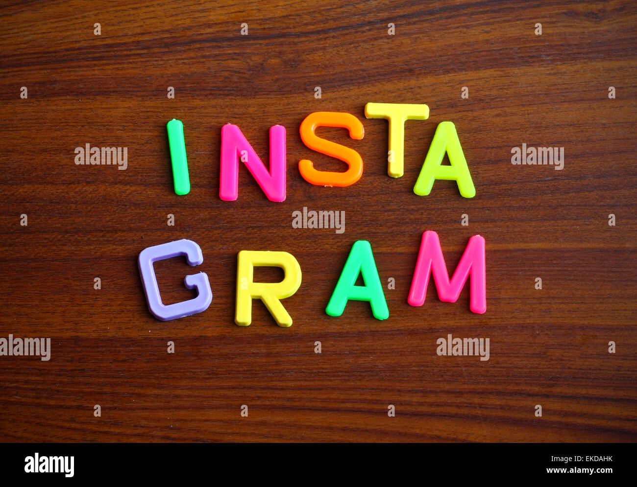 Instagram in bunten Spielzeug-Buchstaben auf Holz Hintergrund Stockfoto